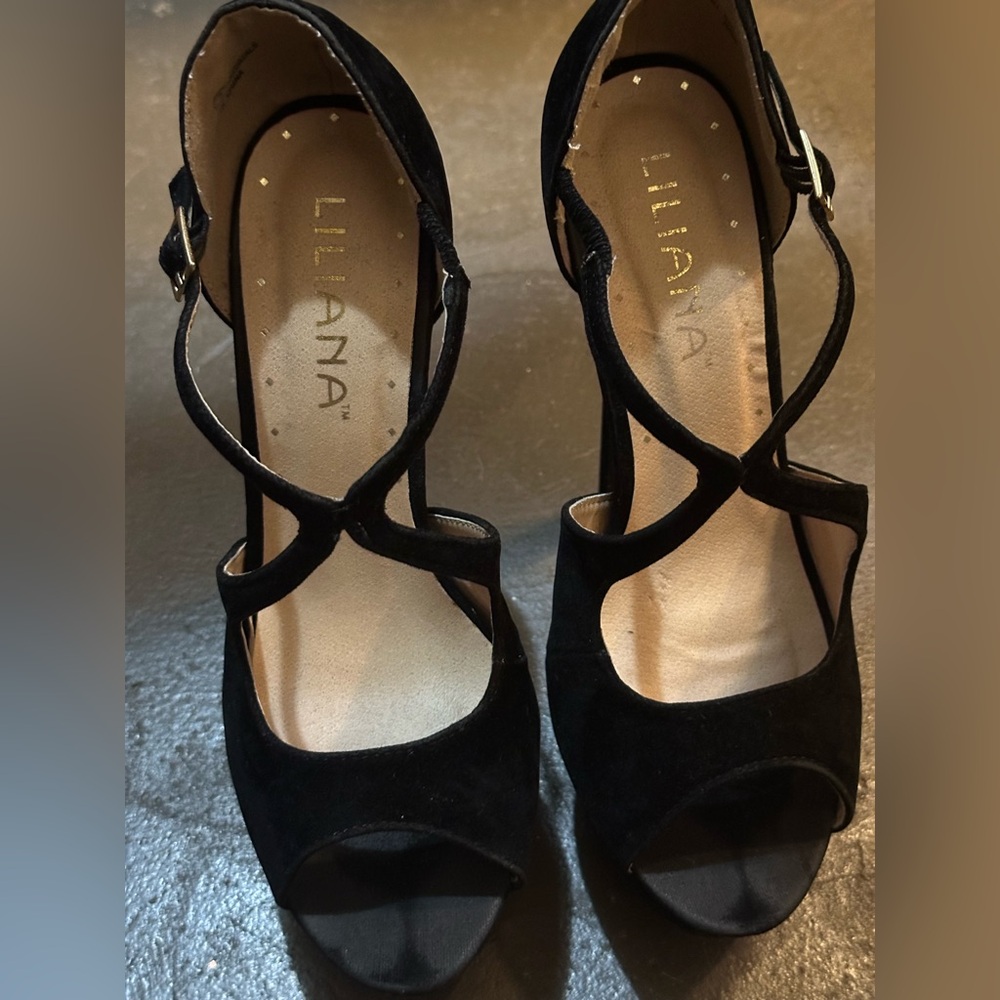 Liliana Black Heels with Gold Platform - Picture 9 of 9